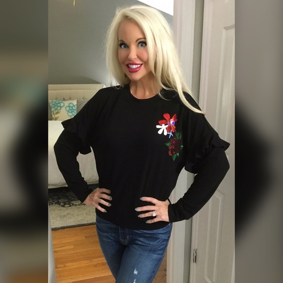 LAST 1! 💕Ruffled Sleeve Floral Patch Top! - Picture 2 of 3